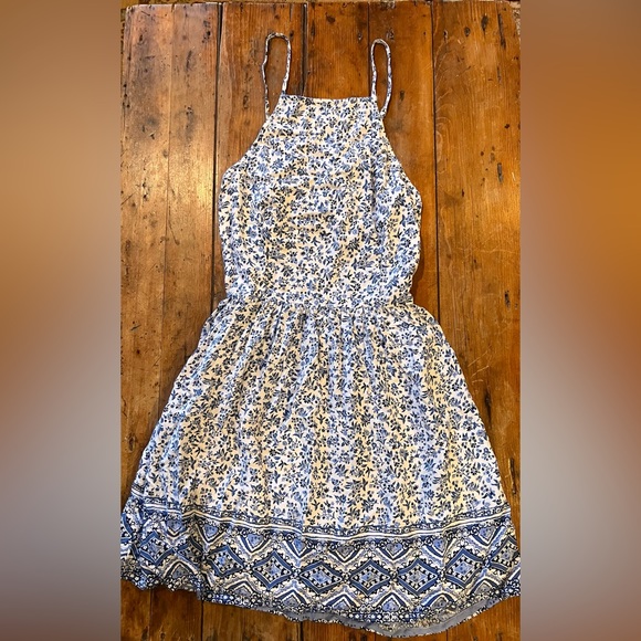 Hollister, Blue & White Floral, Open Lace Up Back Adjustable Strap Dress. Size L - Picture 3 of 8
